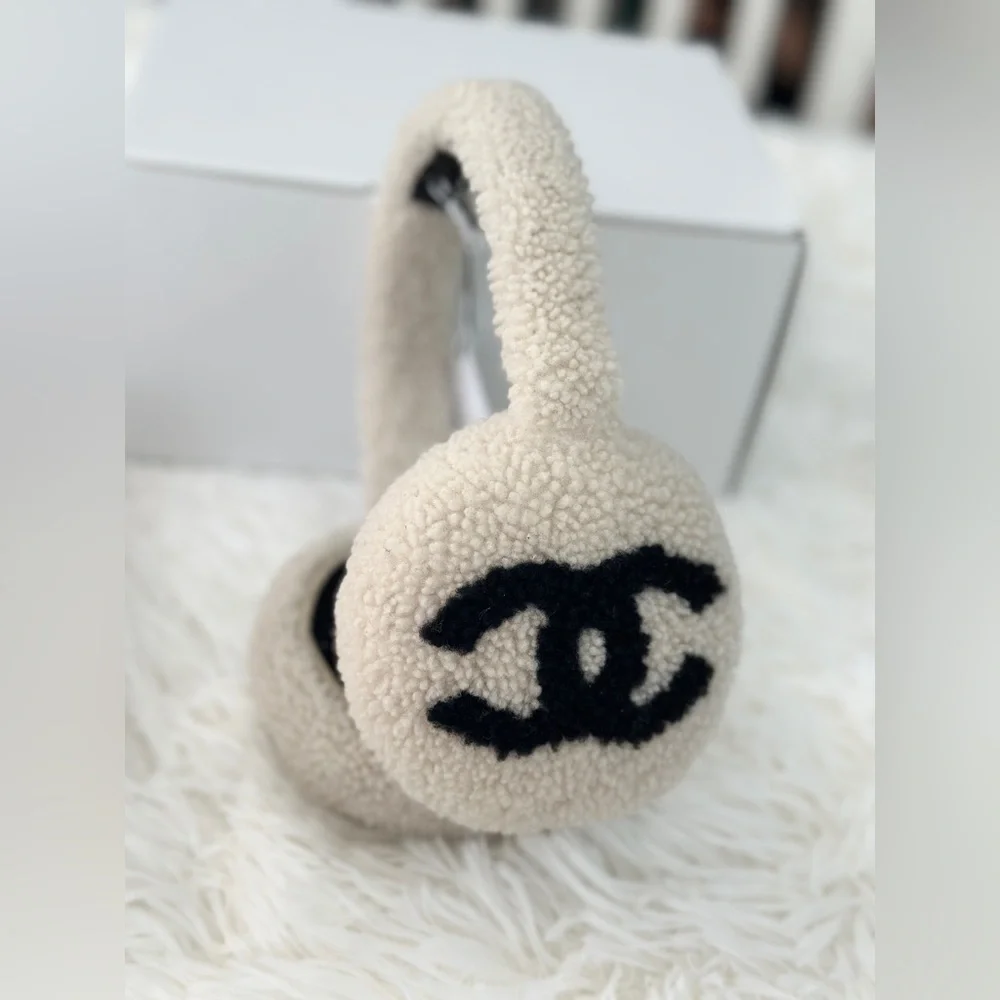 ❌ SOLD. ❌ CHANEL White Ivory Earmuffs with Black CC - Picture 2 of 5